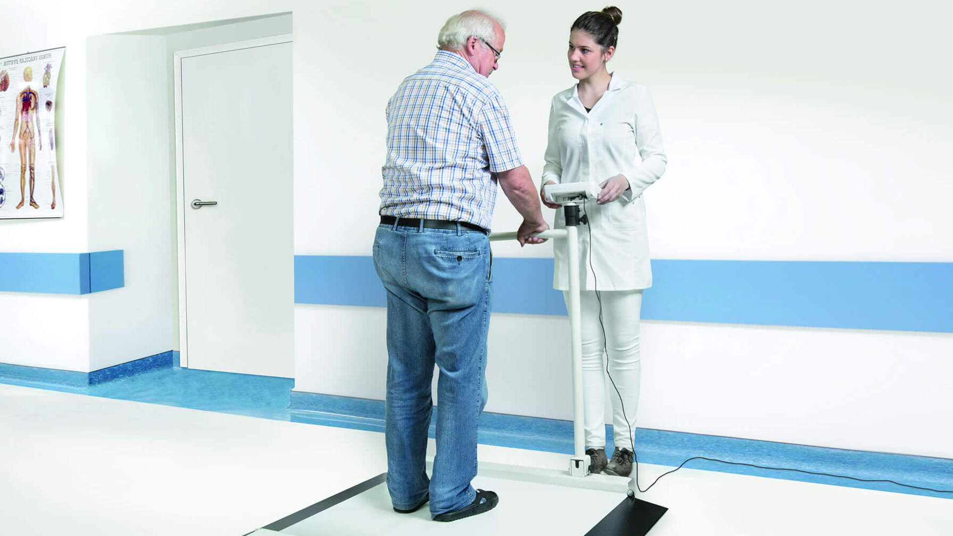 Patienten wiegen mit Rollstuhlwaage