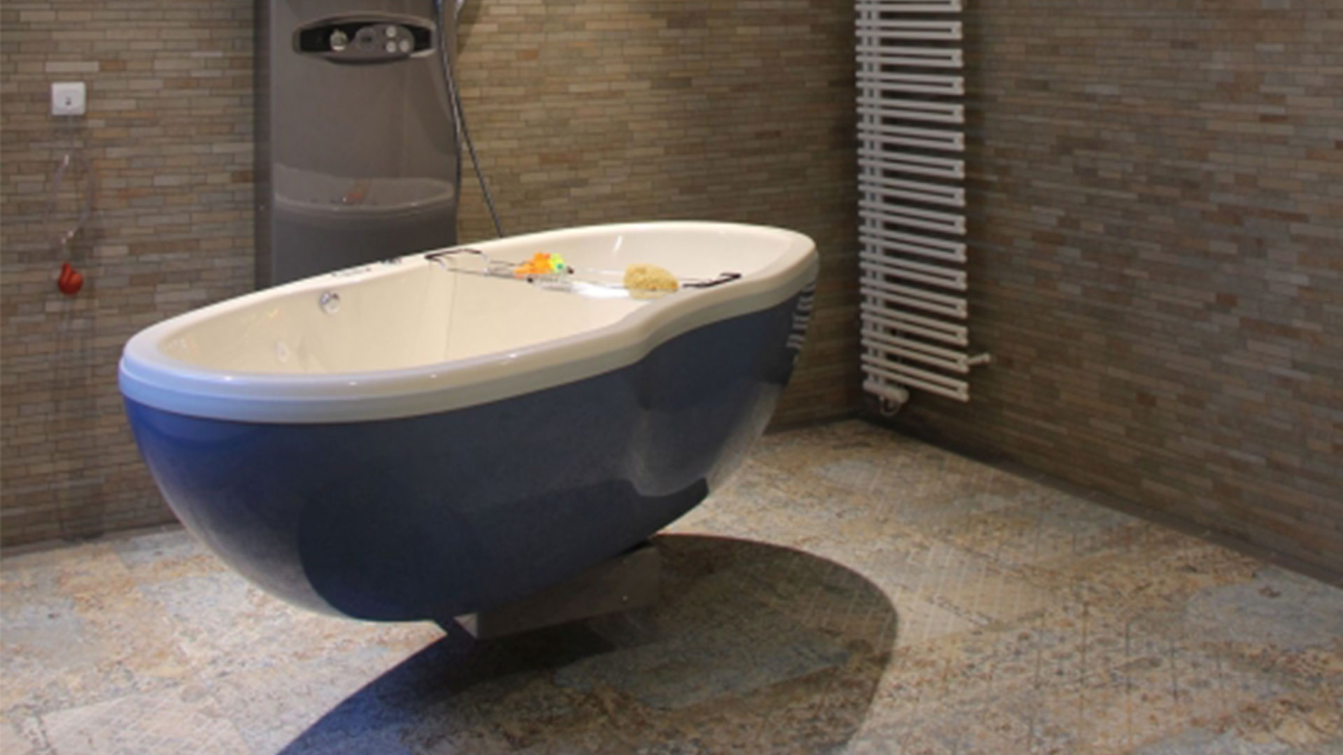 Elektrische Pflegebadewanne in einem Hospiz