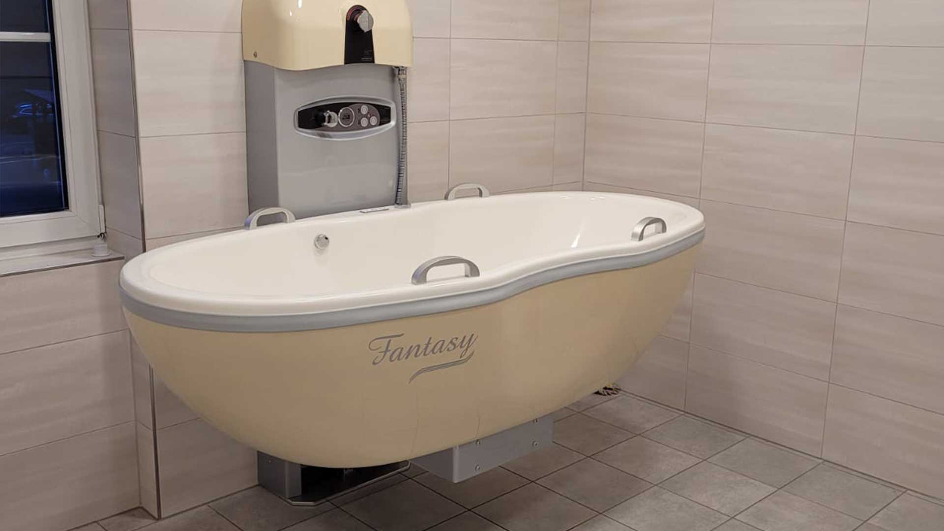 Elektrische Pflegebadewanne Fantasy in einer Pflegeeinrichtung in Weimar