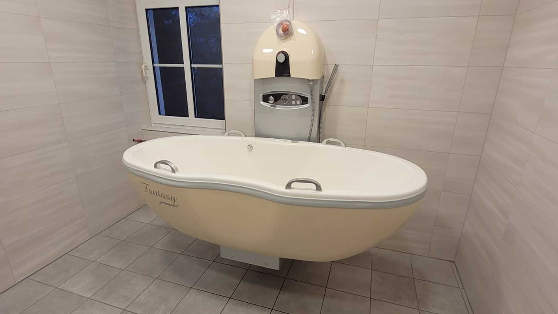 Elektrische Pflegebadewanne Fantasy in einer Pflegeeinrichtung in Weimar