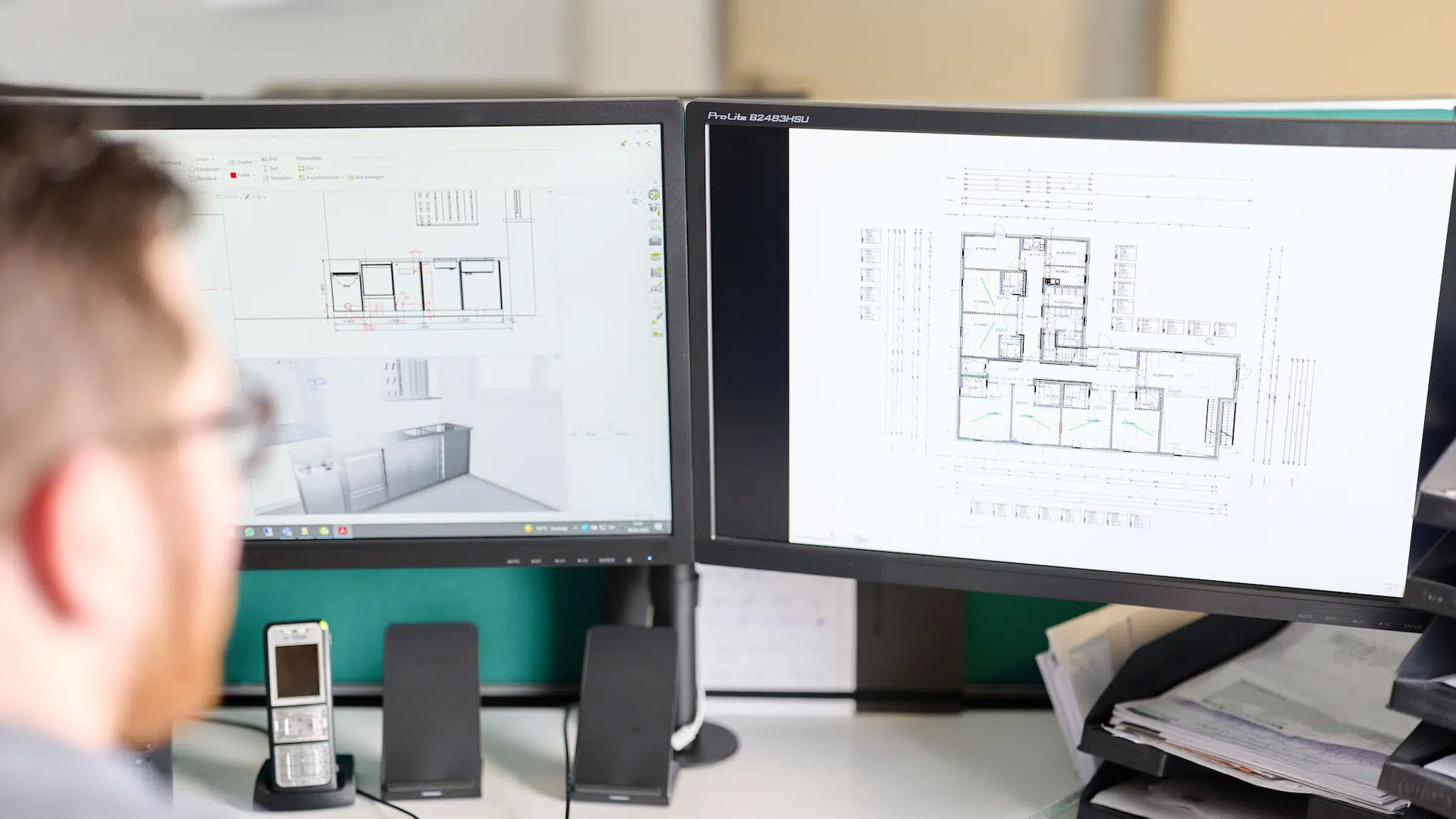 Planung und Beratung zu Pflegetechnik von MK Erlen, Bildschirme mit technischen Zeichnungen