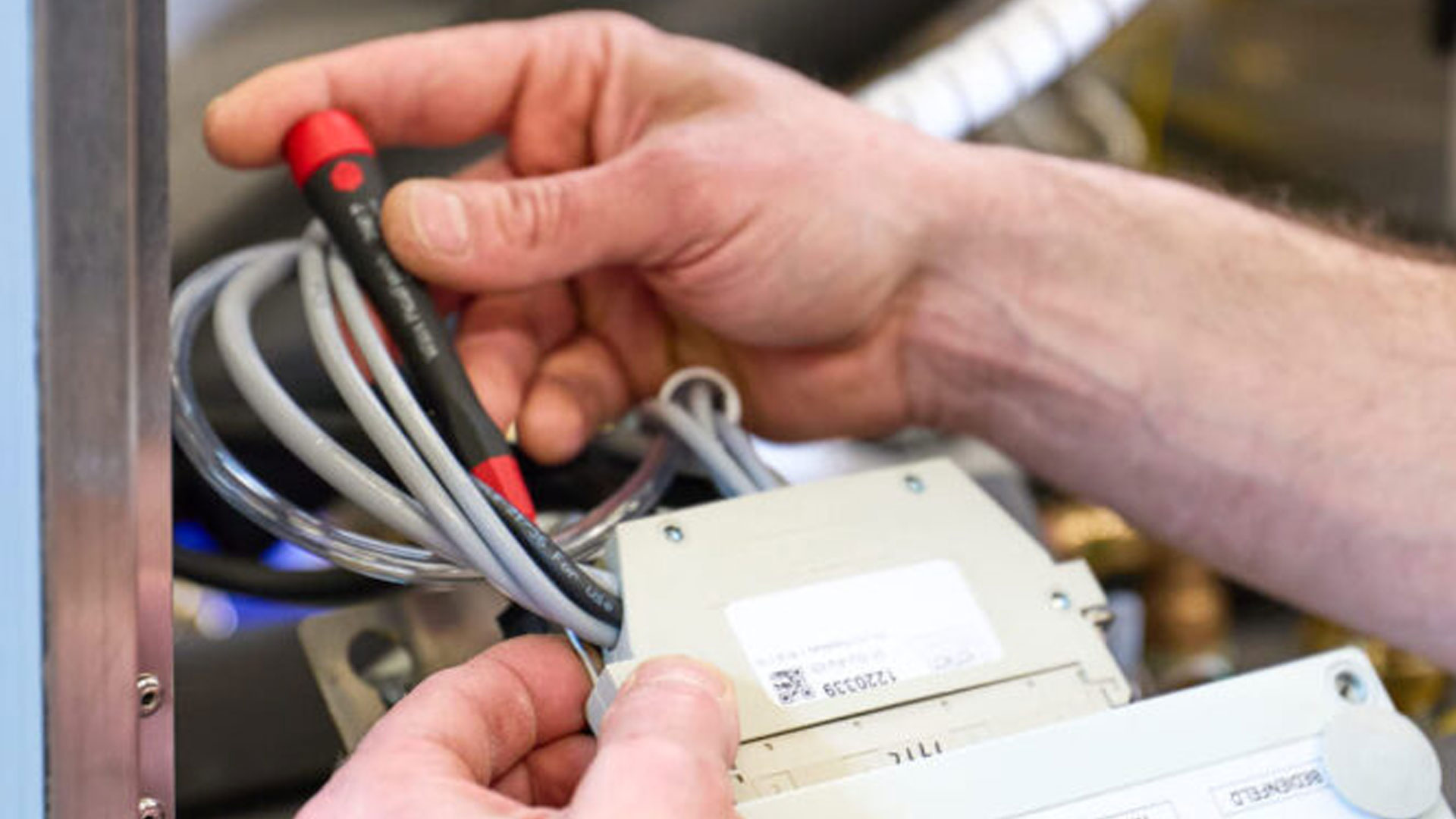 Wartung von Pflegehilfsmitteln und Medizinprodukten durch Erlen, Hand mit Kabeln